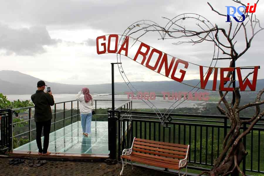 Terdapat jembatan kaca di Goa Rong View. Dari situ pelancong bisa dengan jelas dan leluasa menikmati keindahan Gunung Ungaran, Sumbing, Sindoro, dan Telomoyo yang menjulang  tinggi. (Baskoro Septiadi/Jawa Pos Radar Semarang)