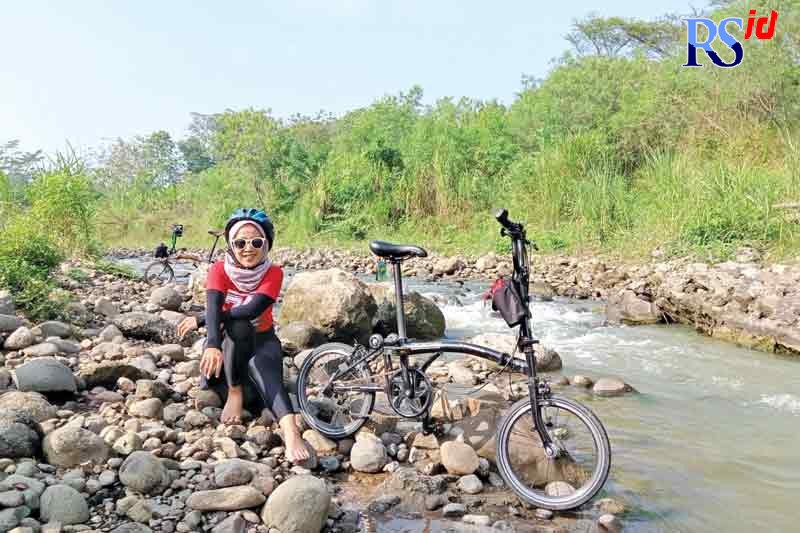 Asti Soemaatmadja menikmati pemandangan alam di sela gowes. (Istimewa)