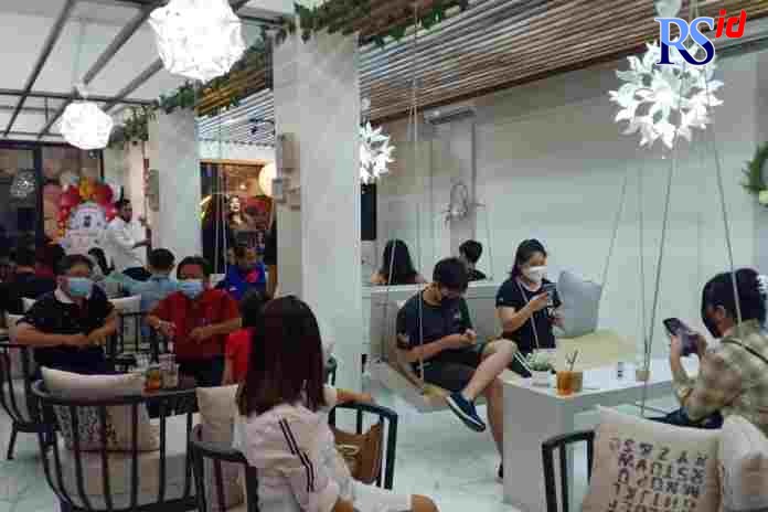 Konsep homey sambil nongkrong di Jenderal Coffee & Tea membuat pengunjung betah. (Adennyar Wycaksono /Jawa Pos Radar Semarang)