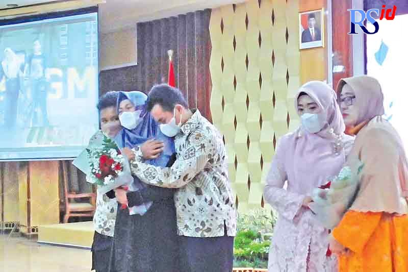 Ketua dan wakil Ketua TP PKK Kota Pekalongan, saat mendapat kejutan dalam peringatan Hari Ibu ke-93 di ruang Amarta kantor Setda Kota Pekalongan, Sabtu (11/12). (Lutfi Hanafi/Jawa Pos Radar Semarang)