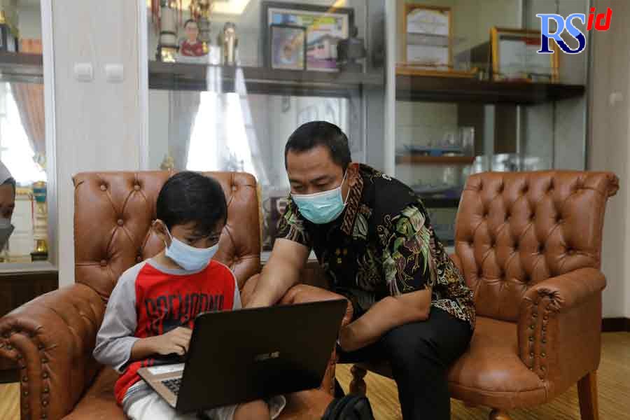 Wali Kota Semarang Hendrar Prihadi memberikan semangat kepada Reno ketika diundang ke kantornya Selasa (28/12). (Istimewa)