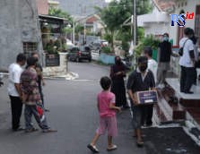 Perwakilan GoTo didampingi tim SalamAid, Ketua RW dan tim relawan, menyerahkan paket sembako pada warga di kawasan Semarang Tengah, Semarang, Jawa Tengah, Selasa (7/12/2021). (Istimewa)