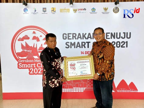 Kepala Diskominsta Kota Magelang Suryantoro (kiri) dan Kabid Teknologi Informasi Diskominsta Kota Magelang Wikan Kanugroho (kanan) berfoto bersama, menunjukkan piagam penghargaan dari Kemenkominfo atas keberhasilan Kota Magelang dalam program smart city k