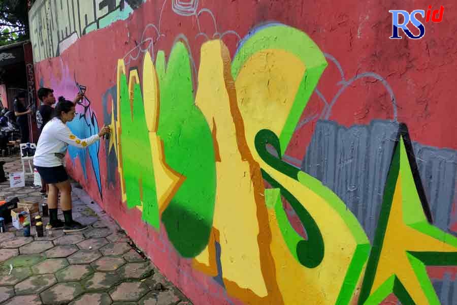 Seniman grafiti Salatiga sedang beraksi di jalan Osamaliki. (Dhinar Sasongko/Jawa Pos Radar Semarang)