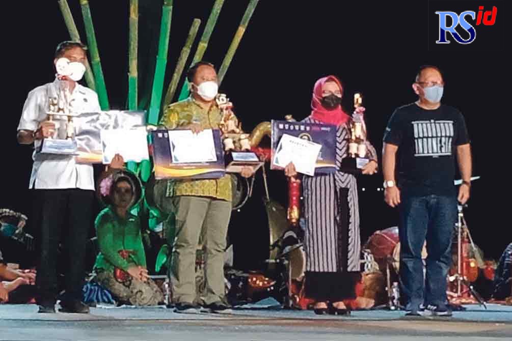 Kadisparbud Wonosobo Agus Wibowo (kiri) menerima penghargaan di Event Bersama Wilayah Kedu 2021. (Istimewa)