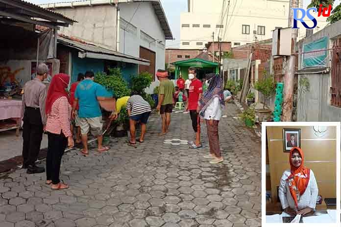 Lurah Karangturi Sugiartini yang didampingi jajarannya membagikan masker kepada salah satu warga Karangturi beberapa waktu lalu. Sugiartini. (ADDIN ALFATH/JAWA POS RADAR SEMARANG)