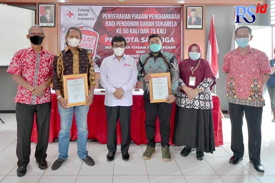 Sebanyak 17 pendonor darah sukarela menerima piagam penghargaan. (Dhinar Sasongko/Jawa Pos Radar Semarang)