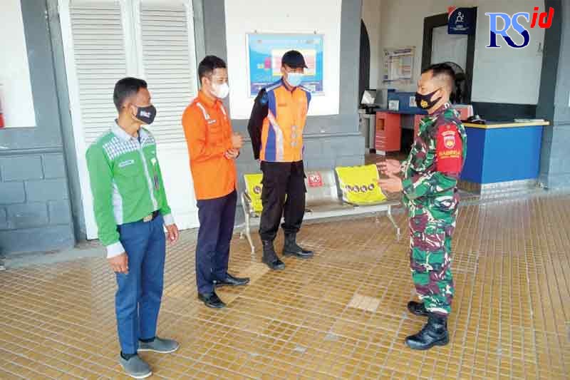 Petugas stasiun Brumbung Mranggen berkoordinasi dengan Koramil Mranggen disela pengecekan kesiapan jelang nataru. (WAHIB PRIBADI/JAWAPOS RADAR SEMARANG)