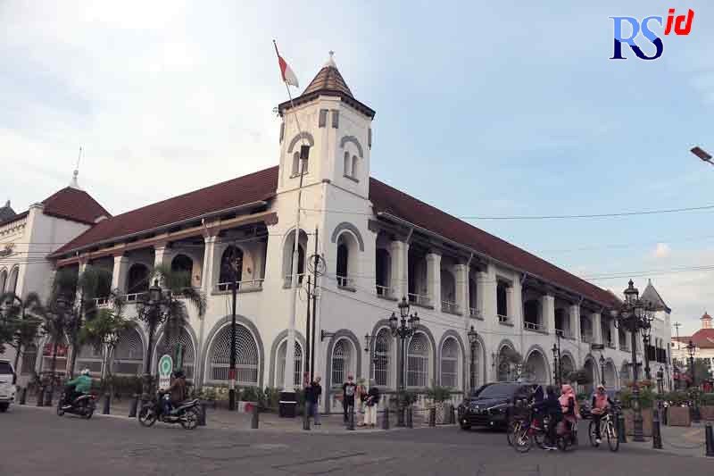 Kawasan Kota Lama Semarang sudah mulai banyak dikunjungi wisatawan. Pada malam tahun baru, kawasan ini akan kembali ditutup untuk mencegah kerumunan. (NURCHAMIM/JAWA POS RADAR SEMARANG)