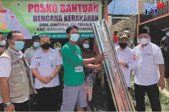 DONASI : Bantuan untuk korban kebakaran Kampung Gintung terus mengalir dari berbagai elemen masyarakat.(BPBD for Jawa Pos Radar Magelang)