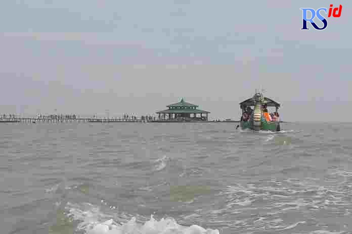 Areal makam Syekh Mudzakir Desa Bedono, Sayung  berdekatan tanggul laut jalur tol Semarang-Demak. (WAHIB PRIBADI/JAWA POS RADAR SEMARANG)