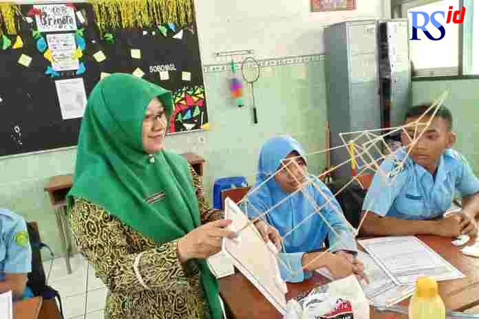 Laila Wulandari saat mengajar matematika di kelas menggunakan metode pembelajaran I-STEM/STEA sebelum pandemi Covid-19. (Istimewa)