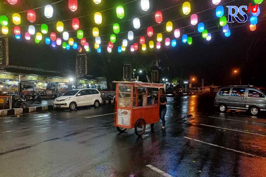 Lampu warna-warni di Alun-alun Kota Magelang yang tetap akan dinyalakan saat pergantian tahun. (ROFIK SYARIF G P/JAWA POS RADAR SEMARANG)