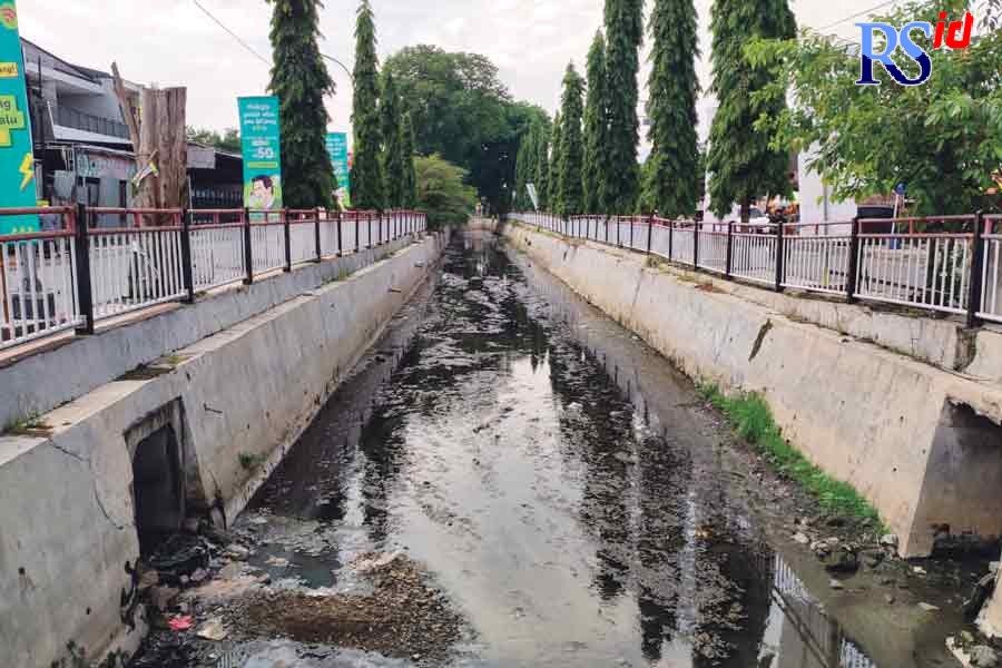 Warga Kelurahan Tlogosari Kulon aktif membersihkan selokan agar sampah tidak menyumbat saluran air dan menyebabkan banjir. (HANES WALDA MUFTI UTOMO/JAWA POS RADAR SEMARANG)