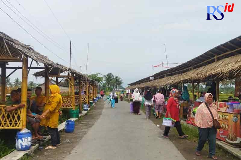 Suasana pasar kuliner di objek wisata Lepen Shumong Minggu (19/12). (RIRI RAHAYU/JAWA POS RADAR SEMARANG)