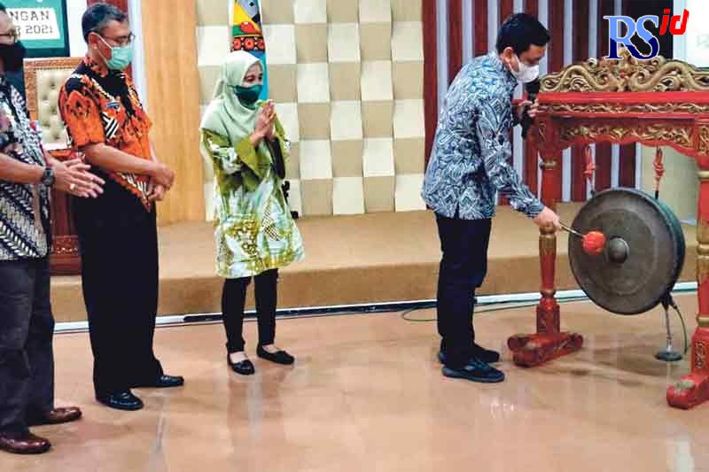 Wali Kota Pekalongan, HA Afzan Arslan Djunaid saat meluncurkan program Satu Perangkat Daerah, Satu Kelurahan Dampingan di Ruang Amarta Setda Kota Pekalongan, Rabu (22/12). (Lutfi Hanafi/Jawa Pos Radar Semarang)