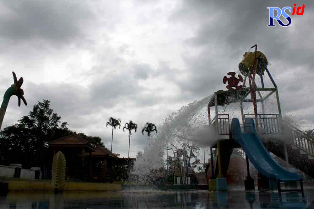 Wahana air tumpah di Muncul Waterpark. (Baskoro Septiadi/Jawa Pos Radar Semarang)