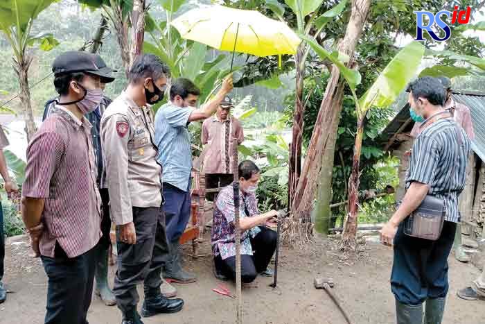 Petugas dari Dinas ESDM Jateng saat memasang EWS di Kabupaten Pekalongan beberapa waktu lalu. (Istimewa)