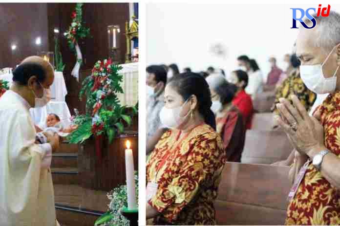 MISA NATAL : Umat Kristiani telah memasuki masa advent atau masa persiapan menjelang Natal sejak akhir November dan Kamis ini sudah mulai melakukan misa Natal di gereja. Pastor Gereja Kristus Raja Ungaran, Romo Noto Wardoyo Pr membopong Kanak-Kanak Yesus