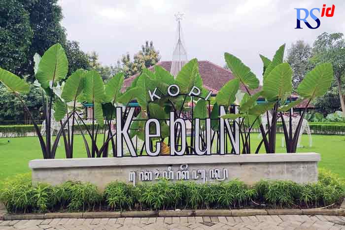 Tempat nongkrong asyik dengan dikelilingi pohon karet. (HANES WALDA MUFTI UTOMO/JAWA POS RADAR SEMARANG)