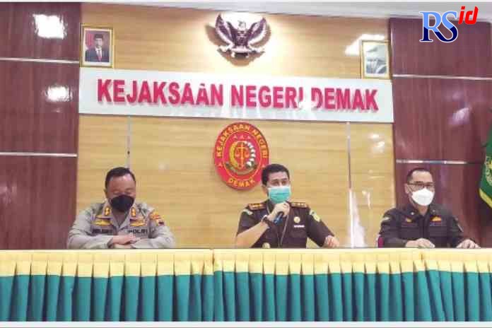 Kajari Demak Suhendra SH bersama Kapolres AKBP Budi Adhy Buono dan Kasipidum Yansen Dau memberikan keterangan perkembangan kasus Mbah Minto, Selasa (30/11). (WAHIB PRIBADI/JAWA POS RADAR SEMARANG)