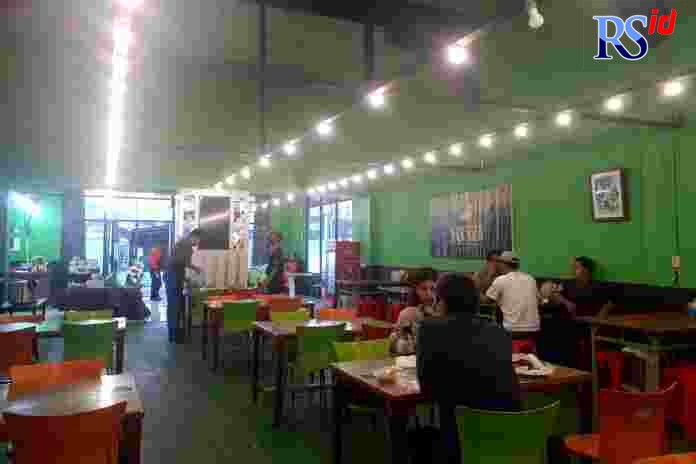 Meski terdampak pandemi Covid-19, Bebek Goreng Pak Eko Bawen tetap jadi jujugan para pecinta kuliner dari berbagai daerah. (Alvi Oktafia/Jawa Pos Radar Semarang)