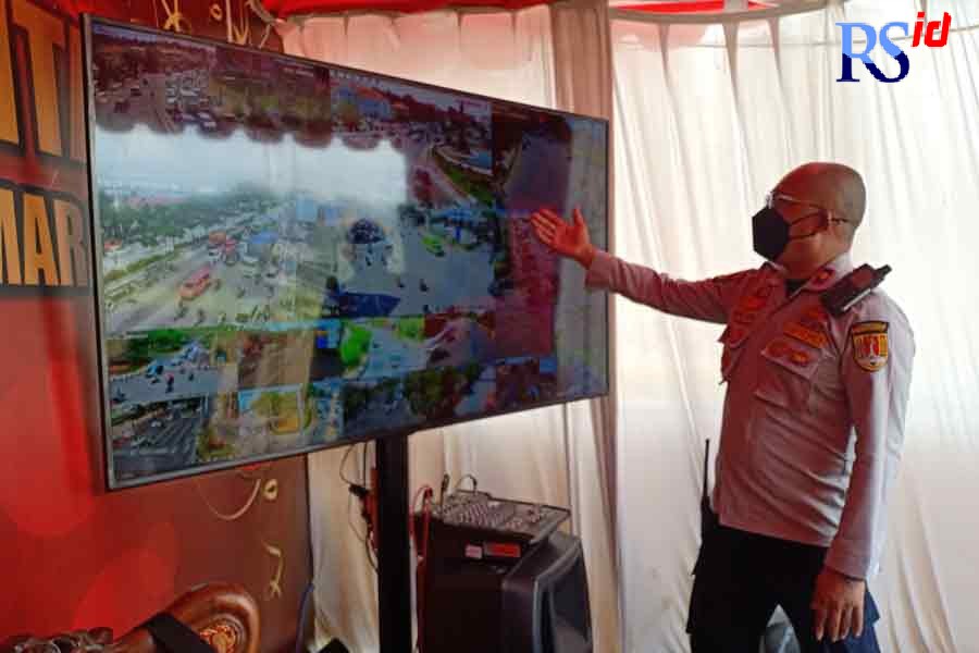 Kabid Pengendalian dan Ketertiban Dishub Kota Semarang Antonius Haryanto menujukkan pemantauan lalu lintas melalui ATCS. (ADENNYAR WYCAKSONO/JAWA POS RADAR SEMARANG)