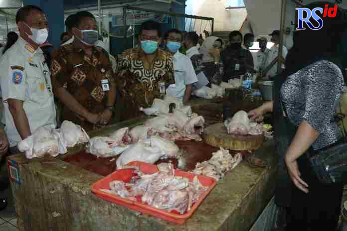 OPERASI PASAR : TPID Provinsi Jateng mengunjungi Pasar Bulu dan Swalayan Ada di Jalan Mgr Sugiyopranoto, Bulustalan, Kecamatan Semarang Selatan, Kota Semarang, Rabu (29/12). (NUR CHAMIM/ JAWA POS RADAR SEMARANG)