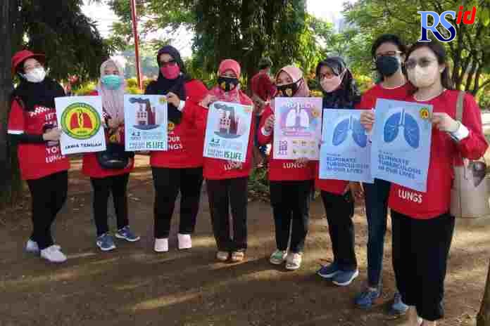 Sejumlah dokter spesialis paru yang tergabung dalam PDPI Cabang Jateng melakukan kampanye stop merokok di kawasan Simpanglima Semarang Minggu (12/12). (DEVI KHOFIFATUR RIZQI/ JAWA POS RADAR SEMARANG)