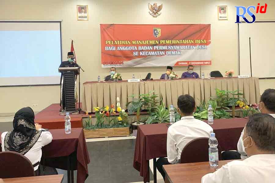 Camat Demak Kota HM Syahri memberikan pengarahan dalam pelatihan manajemen pemerintahan desa di Amantis. (WAHIB PRIBADI/JAWA POS RADAR SEMARANG )