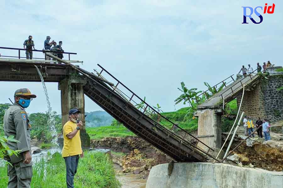 Jembatan Kali Petung di Desa Satriyan, Kecamatan Tersono yang rusak awal tahun ini dan sudah rampung diperbaiki. (RIYAN FADLI/JAWA POS RADAR SEMARANG)