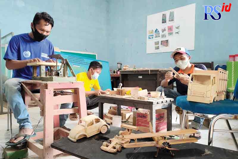 Tahanan Lapas Kelas IIB Batang sedang melakukan produksi barang miniatur dari limbah kayu. (RIYAN FADLI/JAWA POS RADAR SEMARANG)