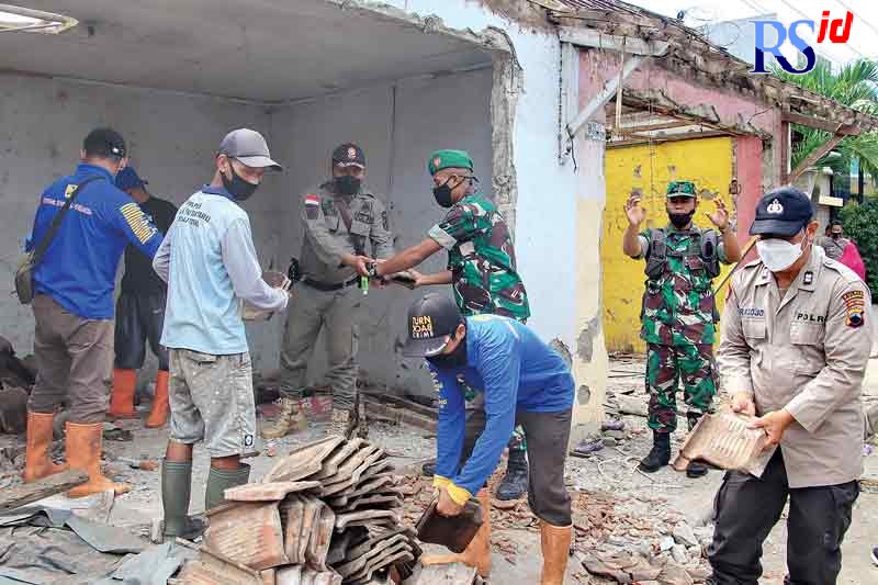 Pembongkaran kios di bantaran sungai dibantu anggota Satpol PP, Polisi dan TNI pemilik kios. (Lutfi Hanafi/Jawa Pos Radar Semarang)
