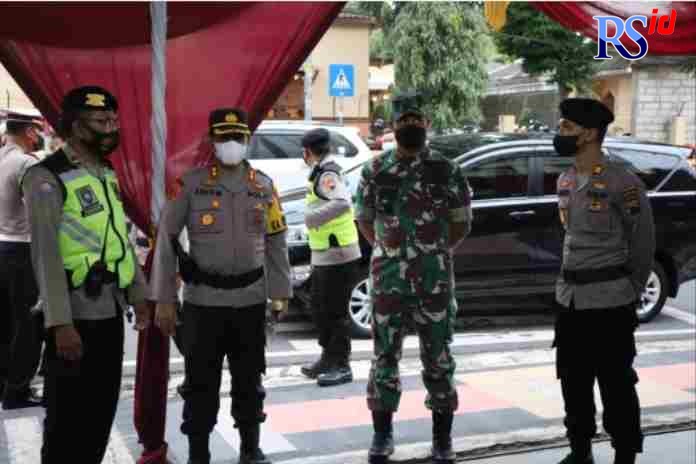 SIAGA : Kapolres Magelang Kota AKBP Asep Mauludin melakukan pengecekan pos pam dan personel kemarin.(POLRES MAGELANG KOTA for jawa pos radar magelang)