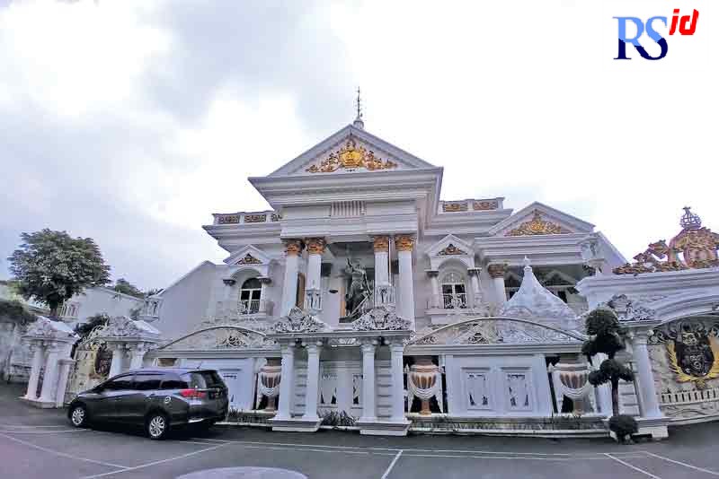 Bangunan rumah milik owner BPR Arto Moro, H. Dr Subyakto SH, MH, MM berarsitektur klasik. (ISKANDAR/JAWA POS RADAR SEMARANG)