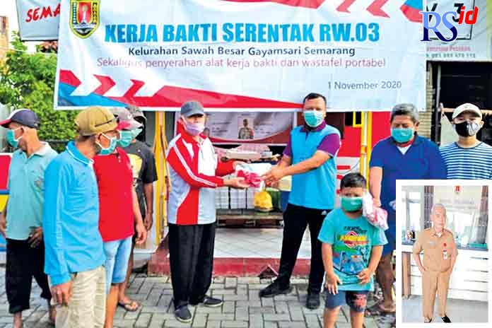 Pemberian bantuan sembako dari Pemkot Semarang untuk warga Kelurahan Kramas. Bambang Sularso. (HANES WALDA MUFTI UTOMO/JAWA POS RADAR SEMARANG)