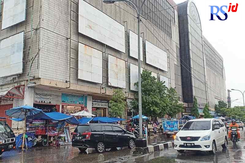 Shopping Center Johar (SCJ) akan ditata Pemkot Semarang yang rencananya akan digunakan pedagang jenis dagangan terbuka (DT) korban kebakaran Pasar Johar beberapa tahun silam. (ADENNYAR WYCAKSONO/JAWA POS RADAR SEMARANG)