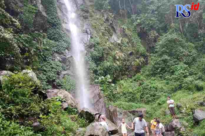 Pengunjung menikmati kesejukan di air terjun Semirang, Kabupaten Semarang. (Sulistiono/Jawa Pos Radar Semarang)