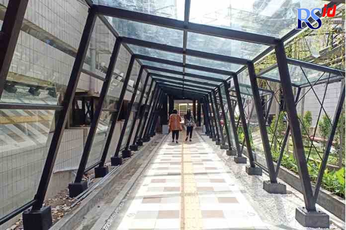 IKONIK : Selasar antara gedung Moch Ichsan dan Distaru ditata menjadi akses pejalan kaki yang ikonik. (ADENNYAR WYCAKSONO/JAWA POS RADAR SEMARANG)