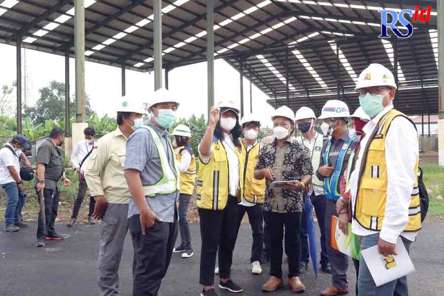 Sekda Kabupaten Pekalongan Yulian Akbar saat mendampingi Dirjen Cipta Karya Kementrian PUPR Diana Kusumastuti meninjau konstruksi Pasar Wiradesa, Sabtu (18/12) sore. (NANANG RENDI AHMAD/JAWA POS RADAR SEMARANG)