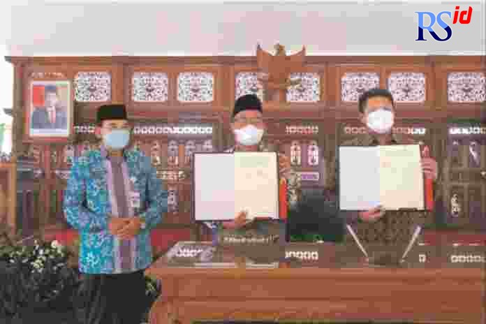 KERJA SAMA : Dari kiri ke kanan Wakil Wali Kota Kiai Mansyur, Kepala Divisi Kebijakan Publik dan Hubungan Pemerintah Daerah Tokopedia Emmiryzan, Wali Kota Magelang dr Muchamad Nur Aziz tunjukkan MoU, Selasa (30/11). (PUPUT PUSPITASARI/JAWA POS RADAR MAGEL