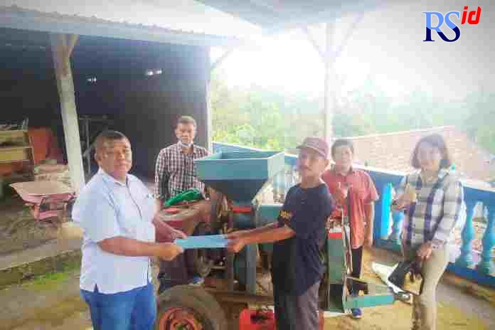 Tim Pengabdian Masyarakat PPPUD-UNDIP menyerahkan bantuan mesin huller kopi, untuk petani dusun Sirap, kecamatan Jambu, Kabupaten Semarang. (Istimewa)