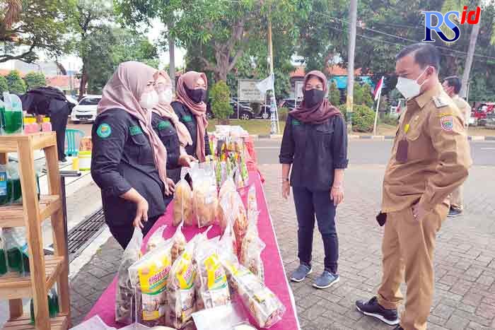 Bupati Batang Wihaji saat meninjau lapak UMKM yang akan menyumbangkan hasil dagangannya untuk korban erupsi Gunung Semeru. (RIYAN FADLI/JAWA POS RADAR SEMARANG)