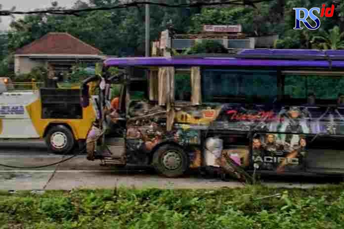 Bus Tiara Mas berhasil dievakuasi dari jalan tol. (Istimewa)