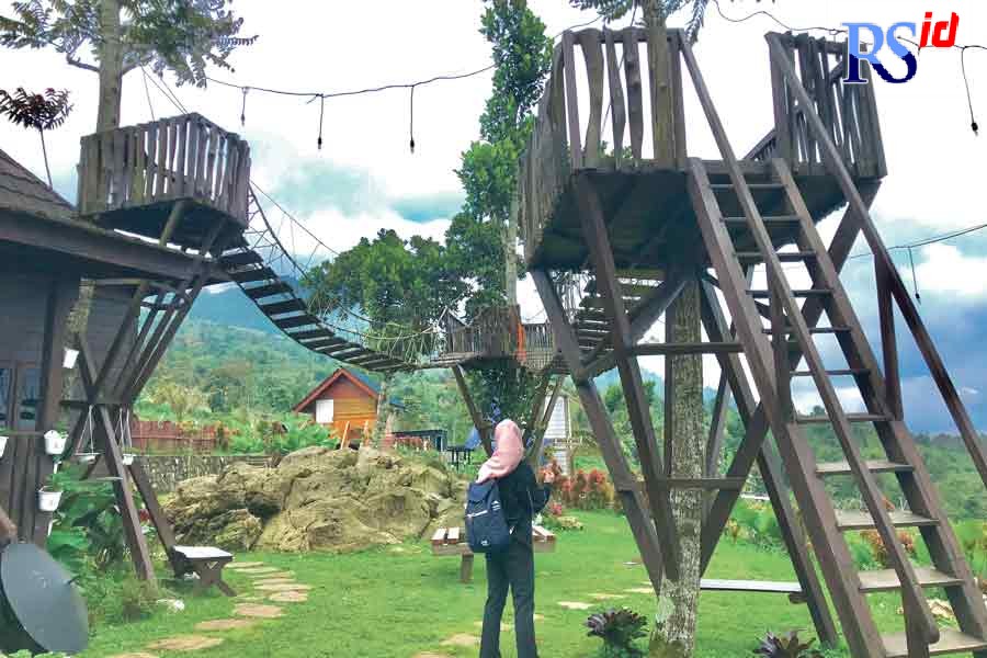 Puri Kayana Camping Ground memiliki pemandangan indah khas pegunungan. Pengunjung bisa menginap menggunakan tenda maupun di jogjlo yang sudah disediakan. (Alvi Oktavia/ Jawa Pos Radar Semarang)