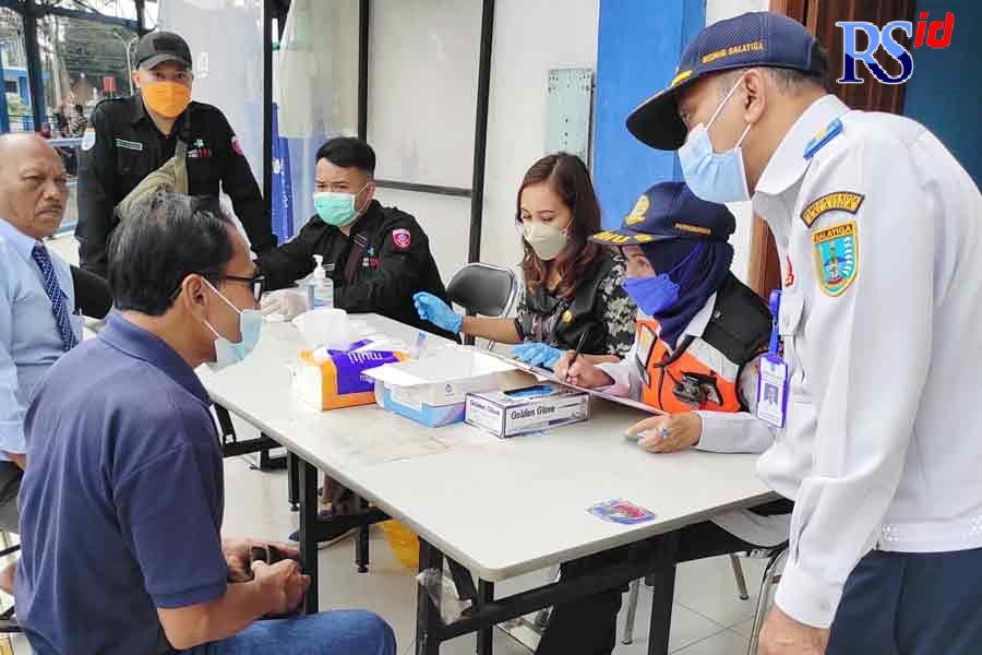 Para pengemudi angkutan umum saat menjalani pemeriksaan kesehatan di terminal bus Tingkir. (Istimewa)