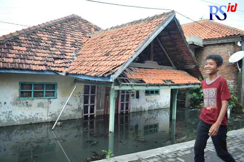 Rumah di Tambakrejo, Gayamsari, Kota Semarang ditinggalkan penghuninya karena direndam rob dan banjir. (TITIS ANIS FAUZIYAH/ JAWA POS RADAR SEMARANG)