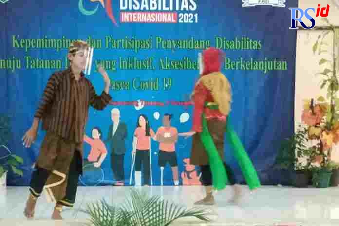 Siswa SLB Kecamatan Susukan memeriahkan peringatan hari disabilitas internasional dengan tarian di Gedung PIKK, Lopait Tuntang. (Maria Novena/Jawa Pos Radar Semarang)