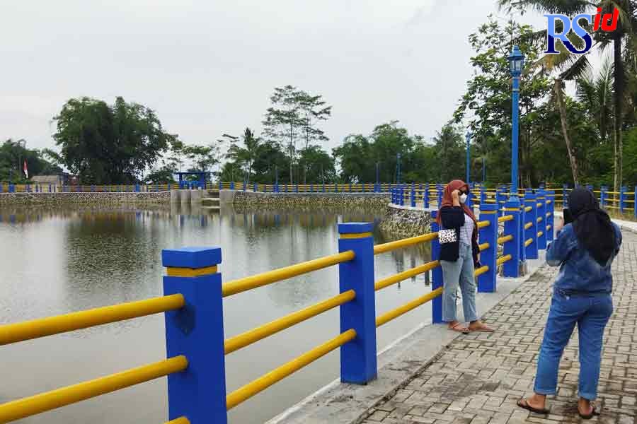 Pengunjung berfoto di Embung Dukun, Kecamatan Dukun yang diproyeksikan untuk irigasi sekaligus pariwisata. (RIRI RAHAYU/JAWA POS RADAR SEMARANG)