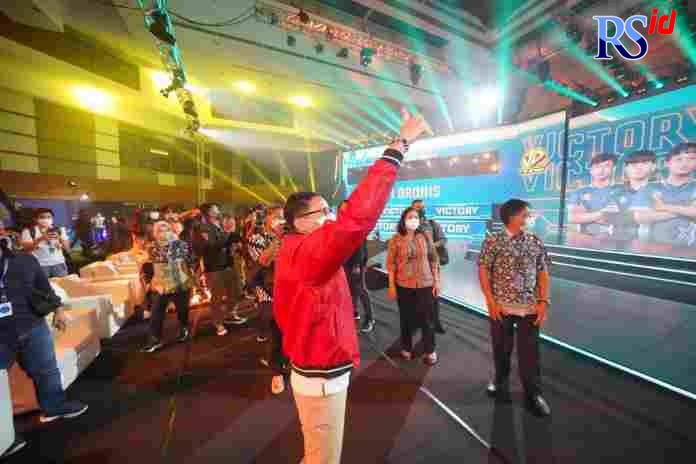 Menparekraf Sandiaga Uno menyapa atlet esport yang masih berlaga di hari kedua  Grand Final Piala Presiden Esports (PPE) 2021 sabtu (18/12/2021). (Istimewa)